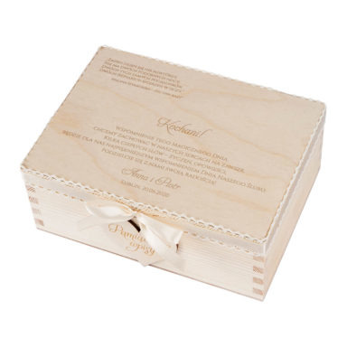 Księga gości. Drewniana szkatułka z serduszkami na wpisy