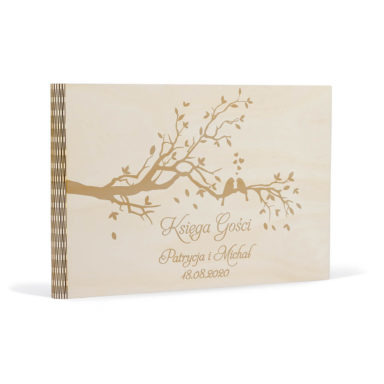 księga gości z drewnianą grawerowaną okładką motyw drzewa