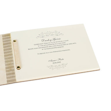 tekst na pierwszej wewnętrznej stronie księga gości z drewnianą okładką