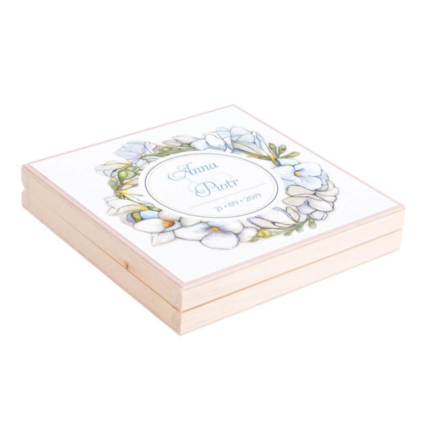 Eleganckie drewniane pudełko podziękowanie zaproszenie dla rodziców motyw kwiatowy białe frezje