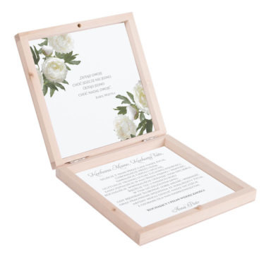 Eleganckie drewniane pudełko podziękowanie zaproszenie dla rodziców motyw kwiatowy białe piwonie