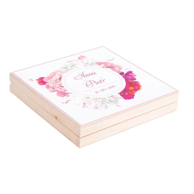 Eleganckie drewniane pudełko podziękowanie zaproszenie dla rodziców motyw kwiatowy piwonie jasne