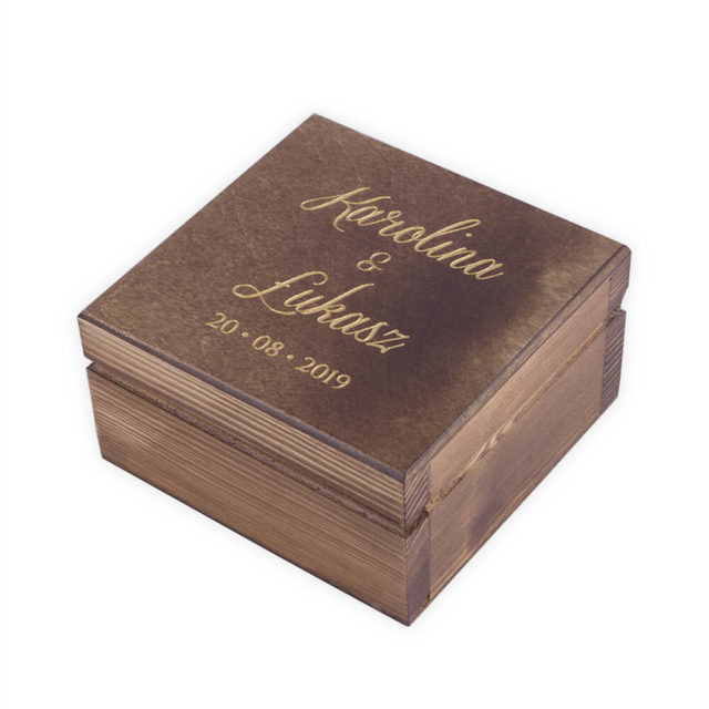 Brązowe pudełko na obrączki ze złotym napisem