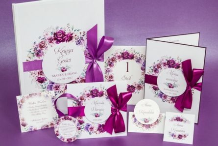Zaproszenie ślubne i dodatki weselne w jednej stylistyce z kwiatami