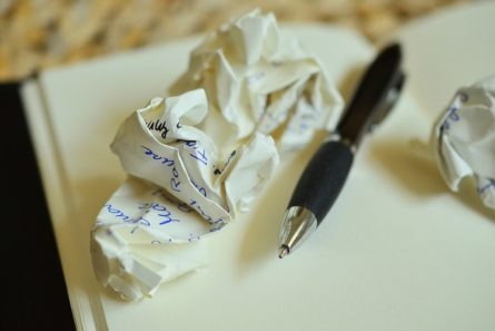 pisanie listy gości weselnych na zaproszenia ślubne lub dodatki weselne