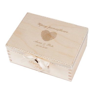 drewniana księga gości. Odciski palców