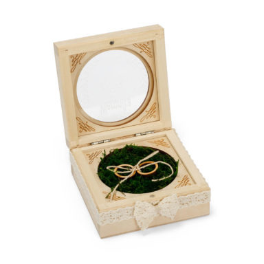 drewniane grawerowane pudełko na obrączki mech