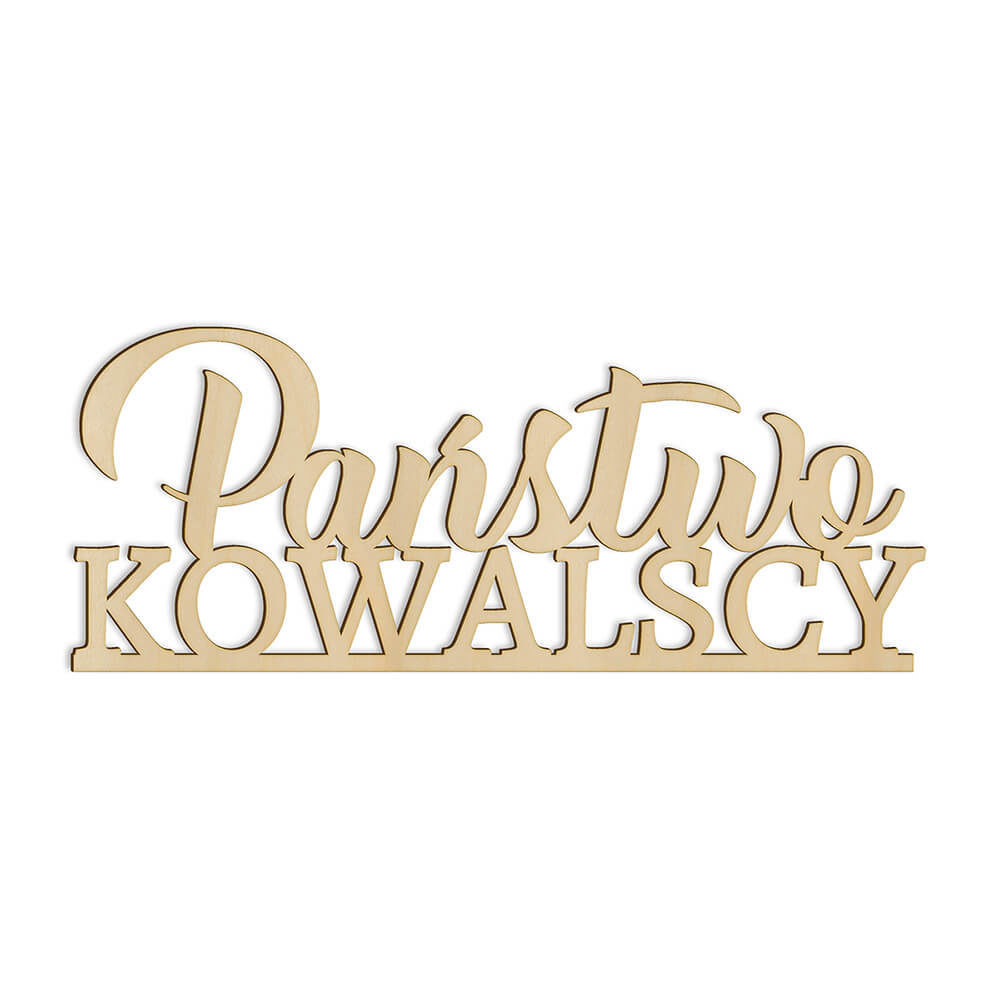 drewniane napisy z nazwiskiem państwa młodych