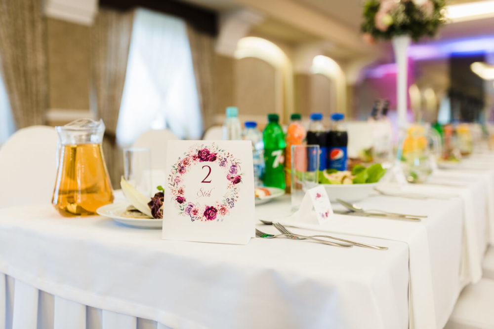 stół weselny numer stołu nakrycia potrawy