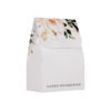 białe pudełeczko dla gości weselnych z nadrukiem kwiatów