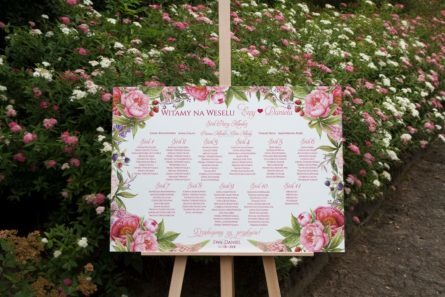 plan stołów weselnych z nadrukowanymi kwiatami w kolorach zieleni i czerwieni