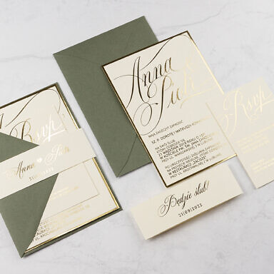 Eleganckie zaproszenie ślubne z metaliczną złotą czcionką
