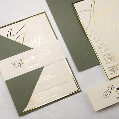 Zaproszenie ślubne z kopertą w kolorze wojskowej zieleni na kremowym papierze ze złoconym tekstem