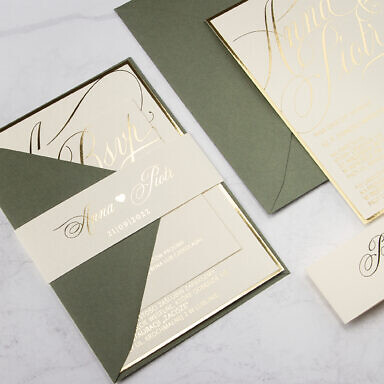 Zaproszenie ślubne ze złoconym tekstem, dużą kartą, bilecikiem i opaską