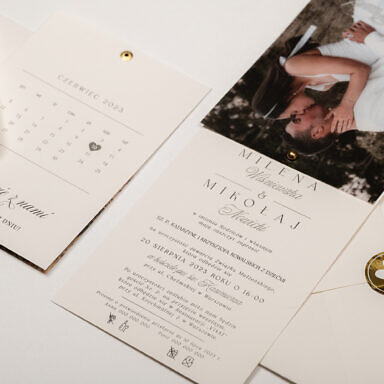 Zaproszenie ślubne ze złotą pinezką ze zdjęciem z wydrukowanym kalendarzem z datą ślubu