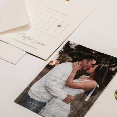 Zaproszenie ślubne ze zdjęciem młodej pary na papierze przeźroczystym z tekstem na karcie