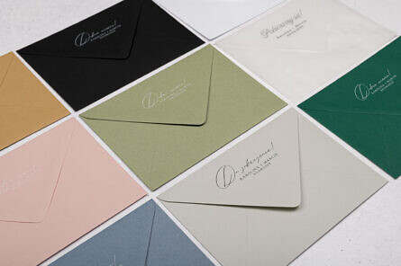 Wielokolorowe koperty ślubne z napisem