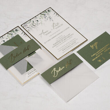 Zaproszenie ślubne delikatne listki na karcie ze złotą podklejką, zielonym bilecikiem i opaską ze złoconym tekstem