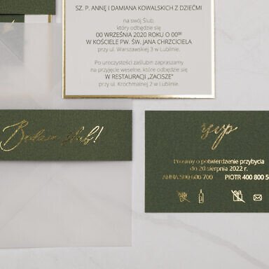 Prostokątne zaproszenie ślubne z zielonymi listkami na karcie głównej i zielonymi dodatkami