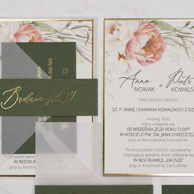 Zaproszenie ślubne z przeźroczystą kopertą z kwiatami i złoconym tekstem