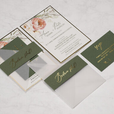 Zaproszenie ślubne z kartą z kwiatami, bilecikiem, opaską i złoconym tekstem