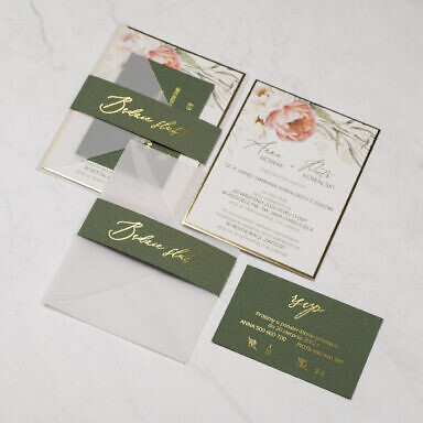 Zaproszenie ślubne z nadrukiem kwiatów i kolorowym bilecikiem w kolorze zielonym