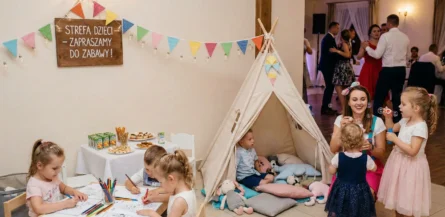 dzieci na weselu bawią się w specjalnie przygotowanym miejscu