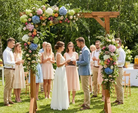 ceremonia zaślubin w ogrodzie w lipcu