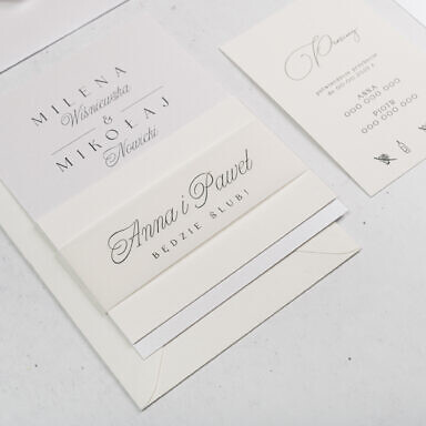 Perłowo białe zaproszenia ślubne z kopertą i opaską