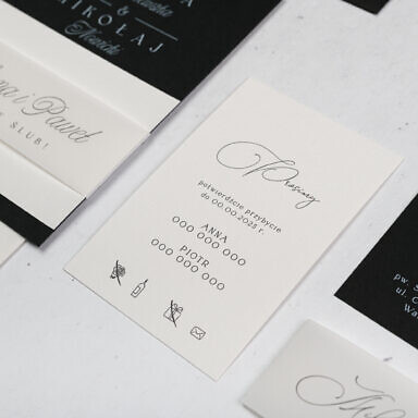 Zaproszenie ślubne z kopertą czarną bilecikiem z czarnym nadrukiem