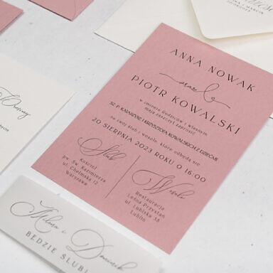 Różowa karta zaproszenia ślubnego z bilecikiem, opaską i kopertą
