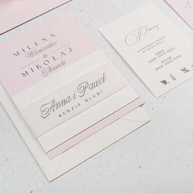 Różowa karta zaproszenia ślubnego z bilecikiem, opaską i kopertą