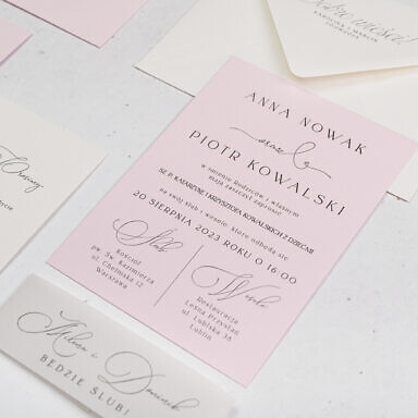 Cukierkowa pojedyncza karta zaproszenia ślubnego z opaską z kalki i kopertą