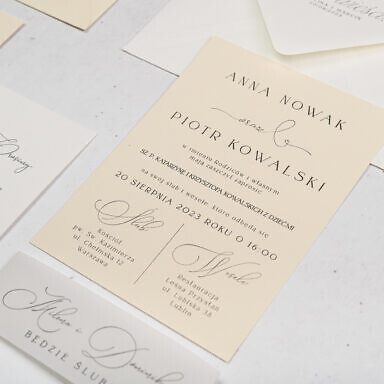 Beżowa karta zaproszenia ślubnego, bilecik z opaską i kopertą