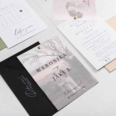 Zaproszenie ślubne z czarnym tekstem na kalce z trzema kartami ze zdjęciem