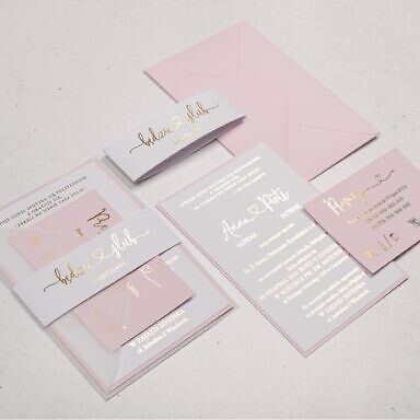 Jasno różowe zaproszenie ślubne z metalizowaną czcionką z kopertą półprzeźroczystą