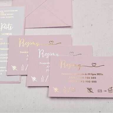 Różowe zaproszenie ślubne z białą kartą ze złoceniem, kolorowym bilecikiem i białą opaską