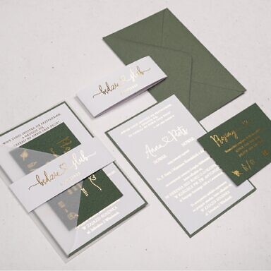 Zestaw biało zielonego zaproszenia ślubnego, z kartą, bilecikiem i opaską wokół koperty