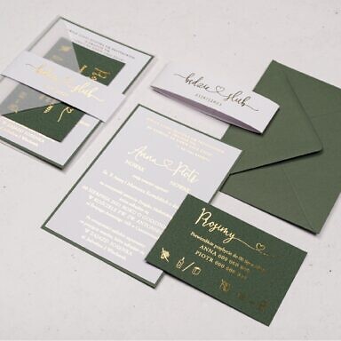 Zgniłozielone zaproszenie ślubne na białej karcie ze złoconym tekstem, kolorowym bilecikiem z białą opaską