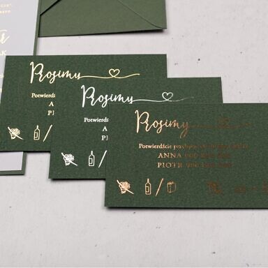 Ciemnozielone zaproszenie ślubne z białymi dodatkami, ze złoceniem na karcie głównej, opasce i bileciku