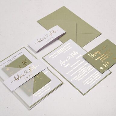 Oliwkowe zaproszenie ślubne z dużą kartą ze złoceniem, kolorowym bilecikiem i białą opaską