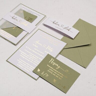 Zaproszenie ślubne z kolorowym zielonym bilecikiem, opaską z metalicznym tekstem i półprzezroczystą koperta