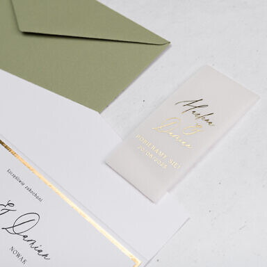 Zaproszenie na ślub i wesele białe z przezroczystą opaską dookoła zaproszenia