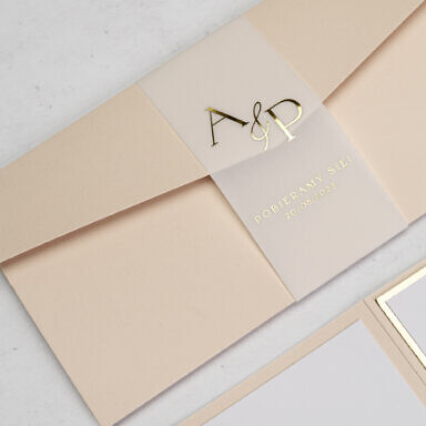 Beżowe zaproszenie ślubne z przezroczystą opaską ze złoceniem