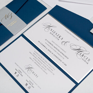 Podłużne zaproszenie ślubne z kopertą i przezroczystą opaską