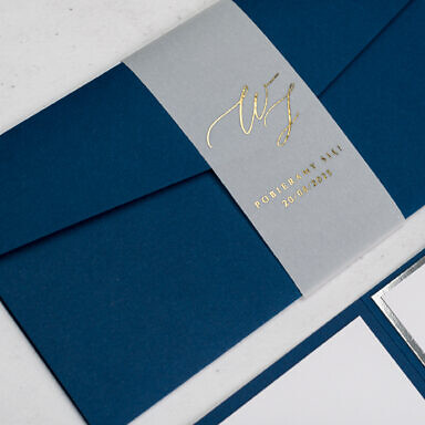 Niebieskie zaproszenie ślubne z przezroczystą opaską dookoła