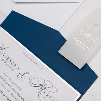 Eleganckie składane zaproszenie ślubne z opaską z kalki ze złoceniem