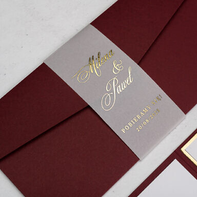 Eleganckie składane zaproszenie ślubne z opaską z kalki ze złoceniem