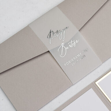 Podłużne zaproszenie ślubne z opaską z kalki