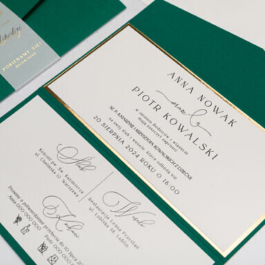 Zaproszenie ślubne w kolorze butelkowej zieleni z jasnym środkiem na złotej podklejce